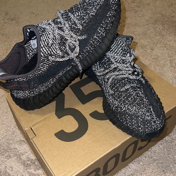 Yeezy Boost 350V2 BLCKRF - Picture 3 of 6